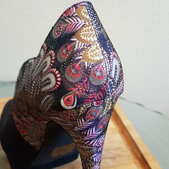 🎉HP🎉 Black Peacock Feather Look Heels - Picture 6 of 6